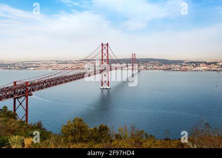 Vista di Lisbona con il Ponte 25 de Abril, Portogallo, Europa Foto Stock