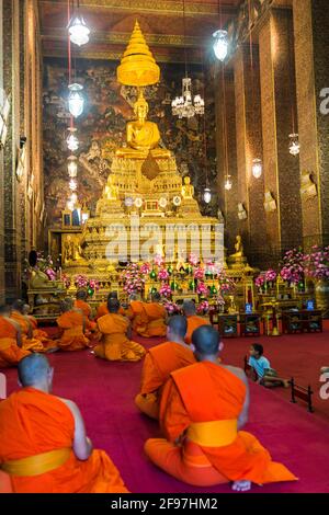 Thailandia, Bangkok, scene nel tempio di Wat Pho, monaci, preghiera, Foto Stock