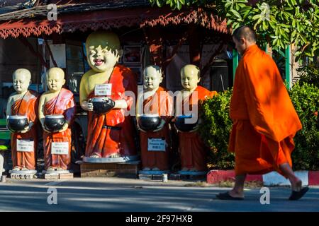 Thailandia, Chiang mai, tempio Wat Chedi Luang, statue monaco, monaco Foto Stock