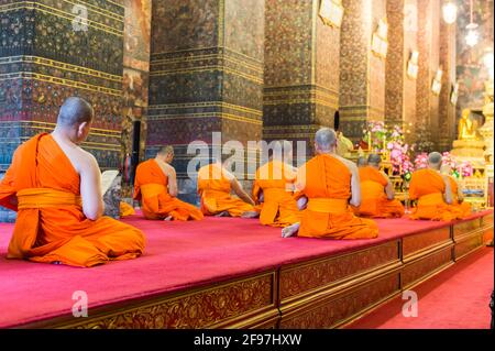Thailandia, Bangkok, scene nel tempio di Wat Pho, sala di preghiera, monaci, Foto Stock
