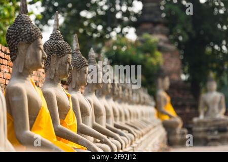 Thailandia, Ayutthaya, statue nel tempio Wat Yai Chai Mongkol Foto Stock