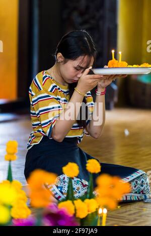 Laos, Vientiane, il tempio Vat Simuang, credenti, pregare, Foto Stock