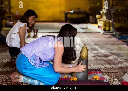 Laos, Vientiane, il tempio Vat Simuang, credenti, pregare, Foto Stock