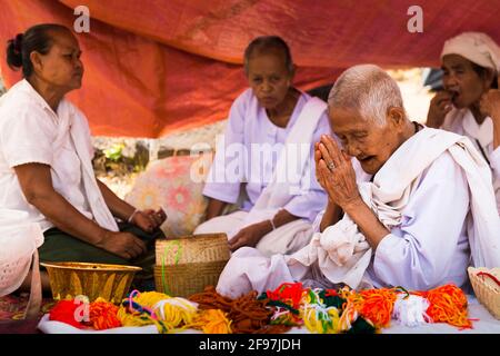 Laos, Champasak, scene nel tempio Vat Phou, anziani, pregare, Foto Stock
