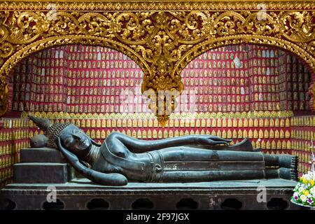 Laos, Luang Prabang, il tempio di Vat Xieng Thong, il Buddha reclinato simboleggia il Buddha morente Foto Stock