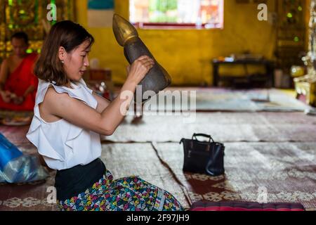 Laos, Vientiane, il tempio Vat Simuang, donna, preghiera, Foto Stock