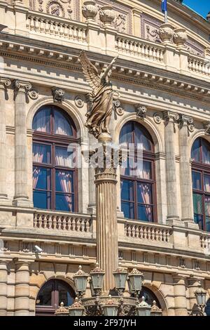 Statua di bel angelo con ali al tramonto colori nel centro storico di Praga, Repubblica Ceca, primo piano, dettagli Foto Stock