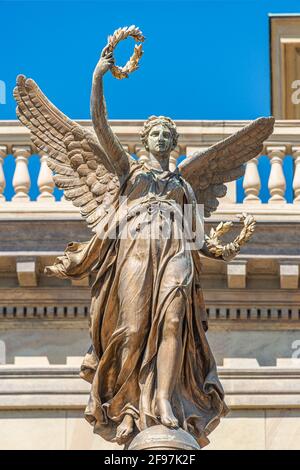 Statua di bel angelo con ali al tramonto colori nel centro storico di Praga, Repubblica Ceca, primo piano, dettagli Foto Stock