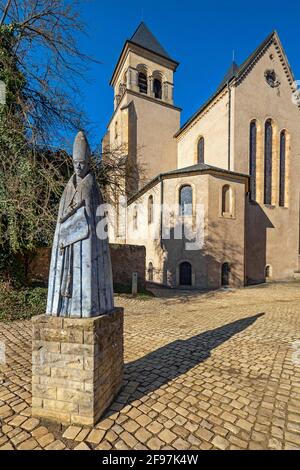 Statua di San Willibrord di fronte alla Basilica di San Willibrord a Echternach nella Valle Sauer, Granducato di Lussemburgo Foto Stock