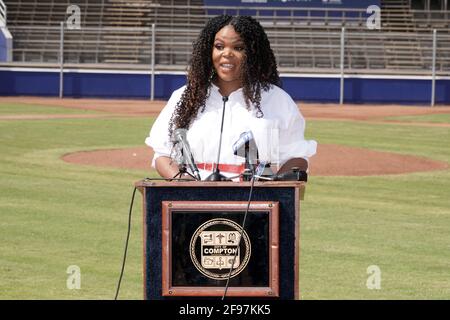 La città di Compton Mayor Aja Brown parla ad una cerimonia di taglio del nastro della Fondazione Dodgers di Los Angeles Dreamfields al Gonzales Park, giovedì 15 aprile 2 Foto Stock