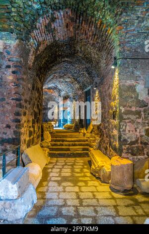 Un passaggio interno all'interno dell'antico teatro romano di Catania, Sicilia, Italia Foto Stock