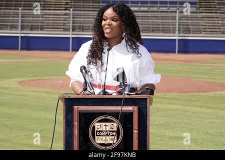 La città di Compton Mayor Aja Brown parla ad una cerimonia di taglio del nastro della Fondazione Dodgers di Los Angeles Dreamfields al Gonzales Park, giovedì 15 aprile 2 Foto Stock