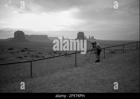 Un fotografo nella Monument Valley (valle delle rocce) è una regione del Colorado Plateau. Situato sul confine tra Arizona e Utah Foto Stock