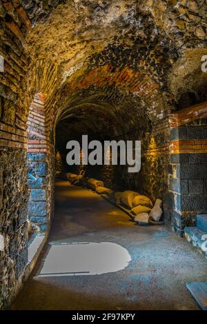 Un passaggio interno all'interno dell'antico teatro romano di Catania, Sicilia, Italia Foto Stock