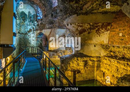 Un passaggio interno all'interno dell'antico teatro romano di Catania, Sicilia, Italia Foto Stock