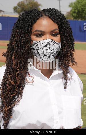 La città di Compton Mayor Aja Brown indossa una maschera facciale durante una cerimonia di taglio del nastro della Los Angeles Dodgers Foundation Dreamfields al Gonzales Park, giovedì, Foto Stock