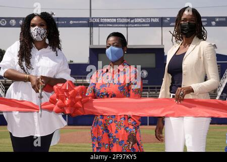 Città di Compton sindaco Aja Brown (a sinistra), Los Angeles Dodgers Foundation Chief Executive Officer Nichol Whiteman e Ayo Robinson partecipano a Dreamf Foto Stock