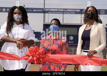 Città di Compton sindaco Aja Brown (a sinistra), Los Angeles Dodgers Foundation Chief Executive Officer Nichol Whiteman e Ayo Robinson partecipano a Dreamf Foto Stock