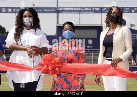 Città di Compton sindaco Aja Brown (a sinistra), Los Angeles Dodgers Foundation Chief Executive Officer Nichol Whiteman e Ayo Robinson partecipano a Dreamf Foto Stock