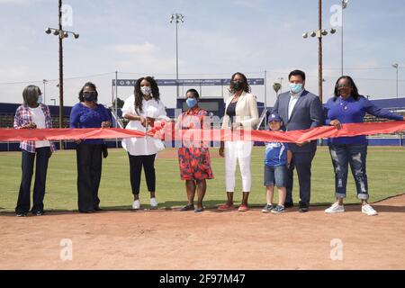 Città di Compton Mayor Aja Brown terzo da (sinistra), Los Angeles Dodgers Foundation Chief Executive Officer Nichol Whiteman (centro) e Ayo Robinson (t Foto Stock