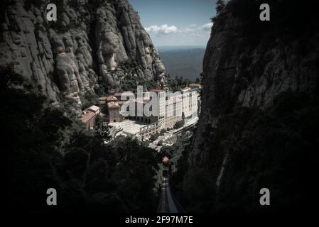 Vista aerea dalla funivia del monastero di Montserrat a Monistrol - ci sono regolarmente 10.000 persone al giorno - durante Corona c'erano solo circa 40 persone in tutta la zona. Catalogna, Spagna Foto Stock