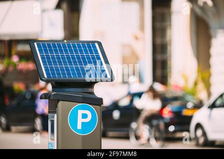 Stoccolma, Svezia. Macchina da parcheggio dotata DI batteria solare per la ricarica da luce solare. Pagamento elettronico che rilascia un permesso a. Foto Stock