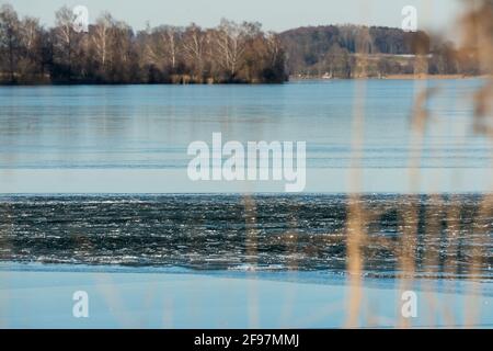 Inverno, tempo, Baviera, lago Tachinger See, regione di Rupertiwinkel, Alta Baviera, ghiaccio, lago ghiacciato Foto Stock