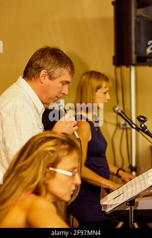 Leader di canzoni in un evento di famiglia Foto Stock