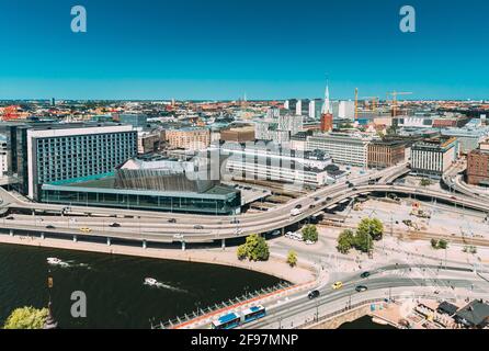 Stoccolma, Svezia. Vista elevata di St. Clara o Chiesa di Saint Klara in estate Sunny moderno skyline cittadino. Foto Stock