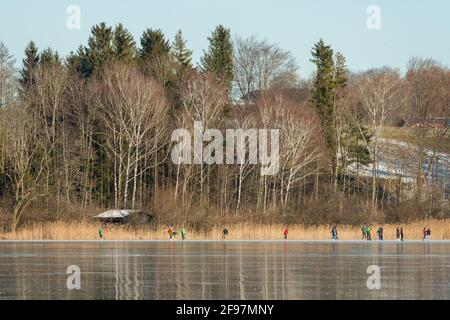 Inverno, tempo, Baviera, waging, lago Tachinger See, Regione di Rupertiwinkel, alta Baviera, ghiaccio, lago ghiacciato, pattinatori Foto Stock