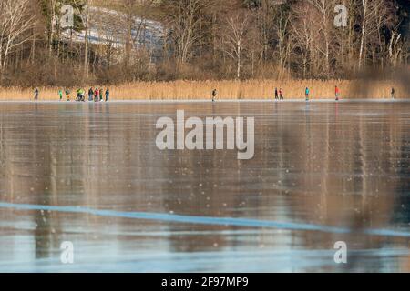 Inverno, tempo, Baviera, waging, lago Tachinger See, Regione di Rupertiwinkel, alta Baviera, ghiaccio, lago ghiacciato, pattinatori Foto Stock