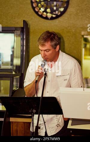 Leader di canzoni in un evento di famiglia Foto Stock