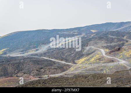 Vista su una seggiovia che conduce alla cima dell'etna in Sicilia Foto Stock