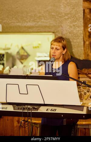 Leader di canzoni in un evento di famiglia Foto Stock