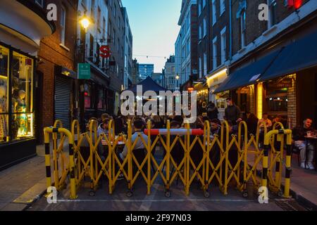 Londra, Regno Unito. 16 aprile 2021. Un bar affollato a Soho. La folla di persone ha imballato i bar e i ristoranti nel centro di Londra il primo venerdì da quando le regole di blocco sono state rilassate. Foto Stock