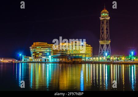 Vista notturna del centro commerciale illuminato mondiale di Barcellona Foto Stock