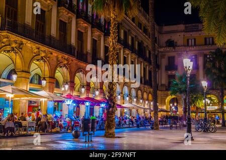 Persone che cenano in un ristorante situato sulla Placa Reial a Barcellona, Spagna. Foto Stock