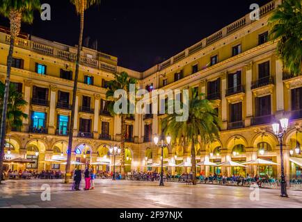 Persone che cenano in un ristorante situato sulla Placa Reial a Barcellona, Spagna. Foto Stock