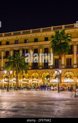 Persone che cenano in un ristorante situato sulla Placa Reial a Barcellona, Spagna. Foto Stock