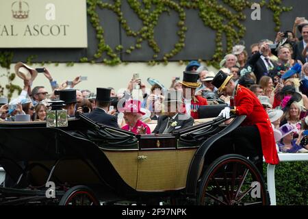 Ascot, Berkshire, Regno Unito. 16 Giugno 2015. Sua Maestà la Regina e il Principe Filippo, il Duca di Edimburgo arrivano a Royal Ascot nella processione delle carrozze. Credito: Maureen McLean/Alamy Foto Stock