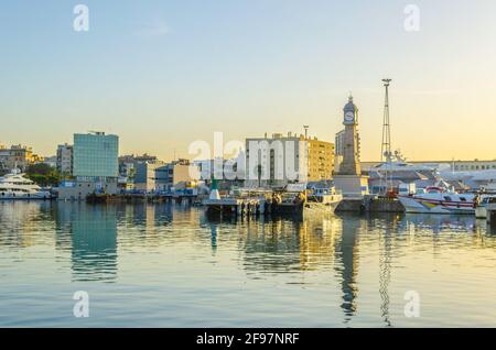 Vista del porto di Barcellona dominato dalla torre del rellogge Foto Stock