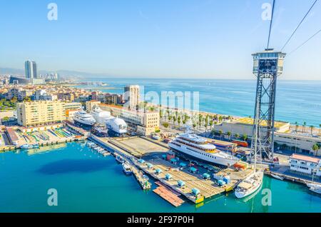 Vista su un molo secco nel porto di Barcellona, Spagna Foto Stock