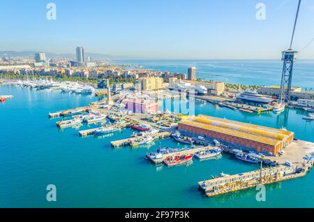 Vista del porto di Barcellona dominato dalla torre del rellogge Foto Stock