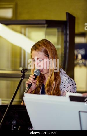 Leader di canzoni in un evento di famiglia Foto Stock