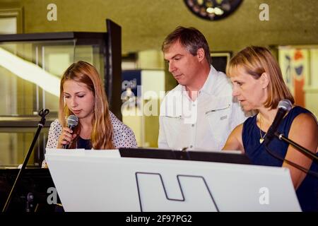 Leader di canzoni in un evento di famiglia Foto Stock