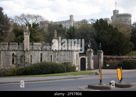 Windsor, Regno Unito. 16 aprile 2021. Il Castello di Windsor è raffigurato dietro il Datchet Road Lodge alla vigilia dei funerali del Duca di Edimburgo. I funerali del principe Filippo, la regina Elisabetta IIÕs marito, si svolgeranno presso la Cappella di San Giorgio nel Castello di Windsor alle 15:00 CET del 17 aprile. Credit: Mark Kerrison/Alamy Live News Foto Stock