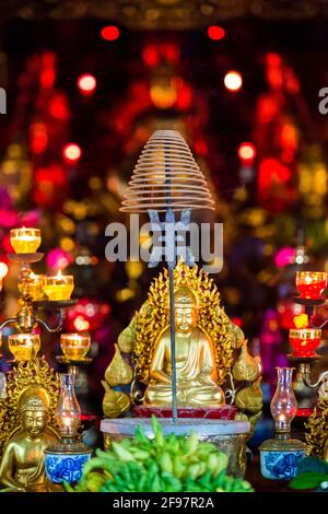 Vietnam, Hanoi, Tran Quoc Pagoda sul Lago Ovest, incenso spirale Foto Stock