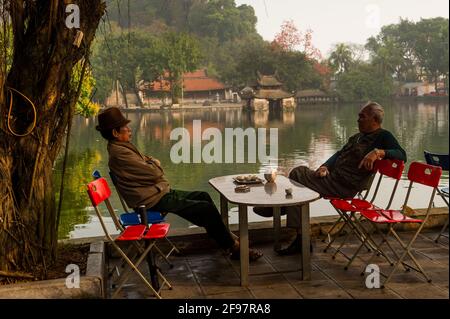 Vietnam, Tay, Tay Phuong Pagoda, anziani, tavolo, siediti Foto Stock