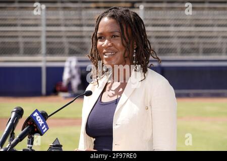 Ayo Robinson ha parlato ad una cerimonia di taglio del nastro della Dodgers Foundation di Los Angeles Dreamfields al Gonzales Park, giovedì 15 aprile 2021, a Compton, Circa Foto Stock