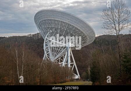 Radiotelescopio Effelsberg vicino a Bad Münstereifel a Eifel, Nord Reno-Westfalia, Germania Foto Stock